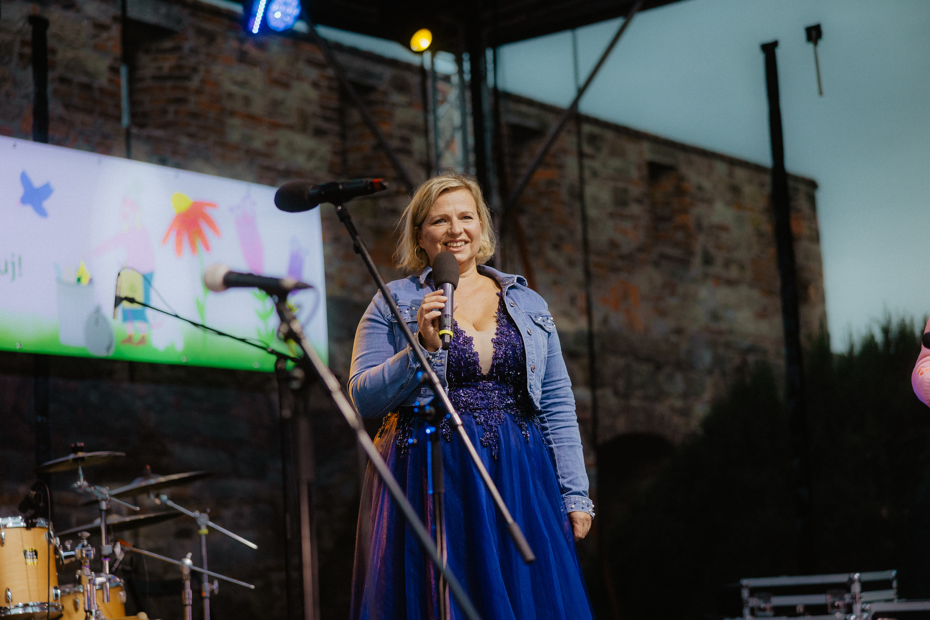 Hanka Urbanová na festivalu s mikrofonem