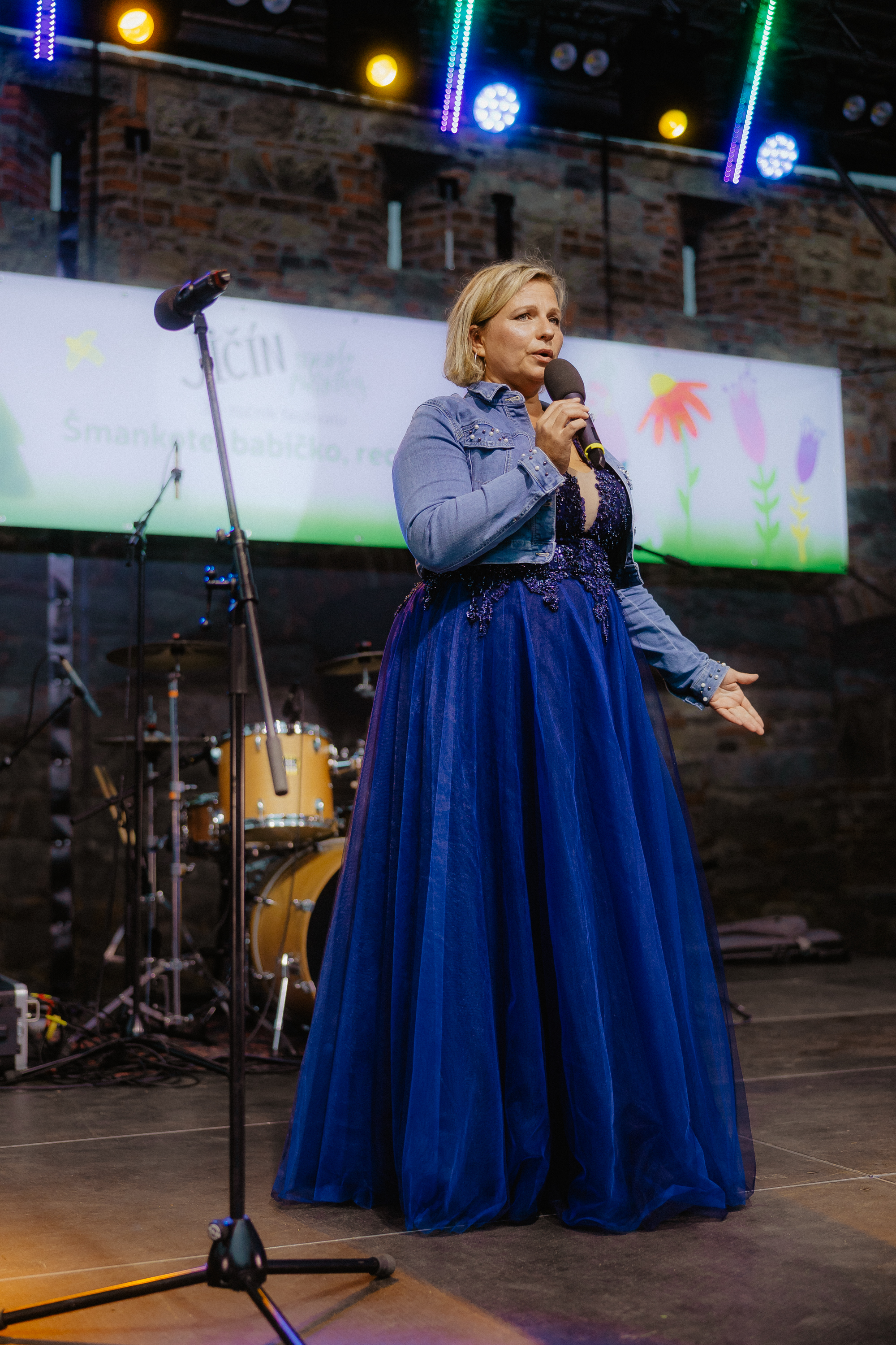 Hanka moderuje festival